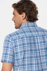 Camisa de manga corta con estampado a cuadros en tonos de azul y blanco.