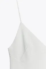 Mono largo blanco de tejido de punto elástico con escote pico y tirantes finos.