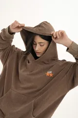 Canguro azul con efecto gastado, capucha con cordón ajustable, bolsillo tipo canguro y logo estampado en el pecho.