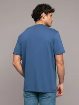 Remera azul de algodón con logo de Calvin Klein estampado en el pecho dentro de un cuadrado blanco.