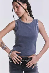 Musculosa gris con efecto lavado, corte ajustado y cuello redondo con tachas plateadas.