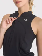 Musculosa deportiva negra con medio cierre frontal, cuello alto y logo estampado en el pecho.