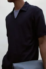 Remera negra de punto texturizado de mezcla de algodón con cuello y miniabertura en V. Corte estándar.