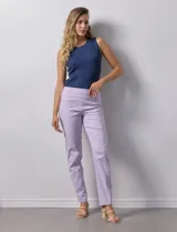Pantalón de gabardina elastizada color lila, marca Zac & Rachel. Tiene pretina ancha con faja interna modeladora, largo de pierna con costura frontal pespunteada y bolsillos ojal simulados en la parte trasera.