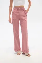 Pantalón de jean rosado, de corte ancho y tiro alto, con bolsillos delanteros y traseros con detalle de flecos.