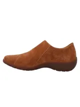 Zapato marrón de cuero con empeine cerrado y ajuste de velcro.