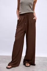 Pantalón palazzo marrón de tiro alto con cintura elastizada y cordón ajustable.