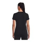 Remera deportiva Under Armour color fucsia con logo blanco estampado en el frente.