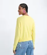 Buzo de punto negro de algodón, con cuello redondo y mangas largas.