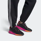 Championes Adidas ZX 2K Boost negros con detalles en naranja y fucsia.