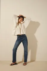Pantalón de jean de calce recto tiro alto, confeccionado en denim azul con elastano, con lavado localizado con bigotes y torceduras.
