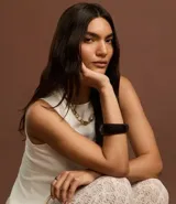 Blusa sin mangas color blanco, confeccionada en punto roma, con cuello redondo y corte peplum.