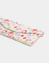 Estuche triangular plegable para anteojos con estampado de frutillas, cerezas y flores.