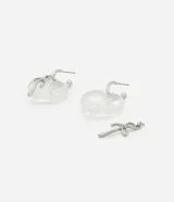 Par de aros plateados con forma de aro y dije transparente en forma de corazón con moño plateado.