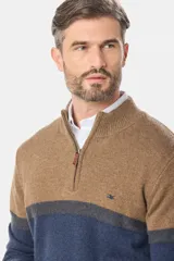 Buzo de lana con diseño a rayas horizontales en tonos marrón, gris y azul. Tiene cuello alto con medio cierre y logo bordado en el pecho.