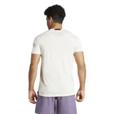 Remera de entrenamiento de ajuste ceñido, diseñada para máxima movilidad y comodidad durante sesiones intensas.