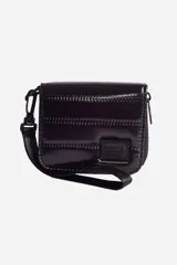 Billetera Mistral color verde agua acolchada, con cierre de cremallera y correa de mano.