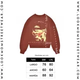 Buzo oversize marrón con efecto acid wash, cuello redondo y estampa serigráfica frontal bicolor en amarillo claro y bordó.