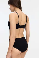 Top color piel, de microfibra seamless con dibujo de trenza, sin aro ni copa, con breteles regulables y cierre de tres posiciones en la espalda.