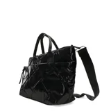 Bolso negro tipo tote con diseño capitoneado y doble asa de mano.