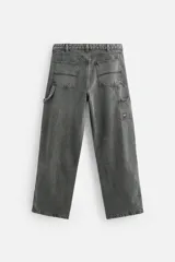 Pantalón color marrón con efecto lavado, corte relaxed fit, cinco bolsillos, aplicación de tira y bolsillo multifunción en perneras, cierre frontal con cremallera y botón.