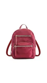 Mochila color beige de tafeta con doble apertura superior con cierre y tiradores metálicos. Incluye bolsillos internos, tres bolsillos con cierre metálico al frente y uno posterior. Asa corta de mano y correas para la espalda regulables.