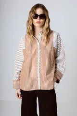 Camisa de manga larga con rayas verticales color marrón y blanco, cuello clásico y bolsillo en el pecho.