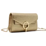 Cartera de mano negra con textura, solapa con cierre de broche metálico dorado y cadena dorada para colgar al hombro.
