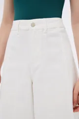 Pantalón blanco de algodón, corte ancho y tiro alto.
