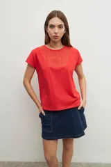 Remera roja de algodón con calados bordados en el pecho y mangas cortas.