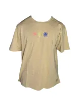 Remera color arena de manga corta con tres flores estampadas en el pecho.