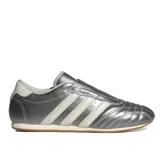 Championes Adidas Taekwondo color gris con las tres tiras blancas.