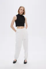Pantalón babucha blanco con cintura elastizada y cordón ajustable.