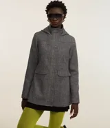 Saco alargado con cuello alto y capucha, confeccionado en tejido polivelour espina de pez y bolsillos con solapa.