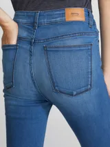Pantalón de jean azul oscuro, corte super skinny y cintura alta.