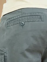 Bermuda de gabardina color marrón con múltiples bolsillos tipo cargo.