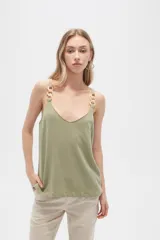 Musculosa color crema de bretel fino con apliques de cadena en los breteles y escote en V.