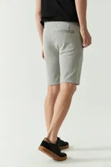 Short de felpa azul marino para hombre, con bolsillos con cierre, logo estampado y cintura ajustable.