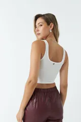 Top blanco con breteles anchos, escote cuadrado y corte crop.