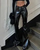 Pantalón de cuero vegano negro con efecto vinilo brillante, tiro alto y corte recto que se ensancha ligeramente hacia el tobillo.