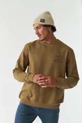 Buzo marrón de felpa con cuello redondo, puños y cintura acanalados. Estampa pequeña en el frente y grande en la espalda con diseño floral y texto.