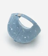 Gorra de béisbol celeste con estampado de lazos blancos.