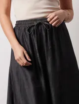 Falda larga de lyocell color celeste, con pretina ancha elastizada con lazo y bolsillos delanteros.