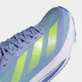Championes de running Adidas Adizero SL 2 en color azul claro con las icónicas tres tiras en verde lima. Presentan un exterior de malla técnica transpirable, forro textil y una mediasuela con tecnología de amortiguación Lightstrike Pro para mayor retorno de energía y suela de caucho.