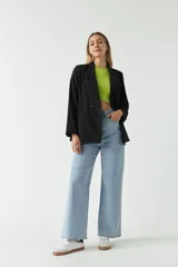 Blazer negro de algodón con bolsillos tipo cartera y cierre con botones.