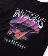 Remera regular de algodón color negro con estampado frontal de un ovni y la frase "Space Cats Invaders" en tonos rosados y morados.