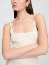 Vestido midi negro con breteles finos y corte ajustado.