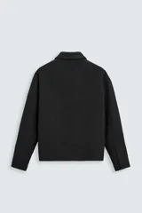 Sobrecamisa de hombre regular fit confeccionada en tejido con estructura irregular en tonos beige, marrón y negro. Tiene cuello solapa, manga larga con puños abotonados, bolsillos laterales y cierre frontal con cremallera.