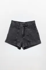 Short de denim negro, tiro medio y corte recto.
