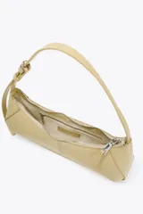 Bolso de hombro color crema con forma alargada, asa ajustable con hebilla, bolsillo interior con cremallera y cierre con cremallera y tirador.